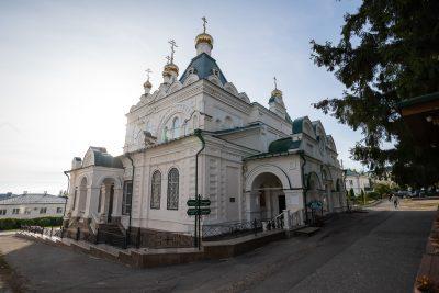 В праздник Рождества Пресвятой Богородицы митрополит Серафим совершил литургию в Троицком соборе Троицкого женского монастыря