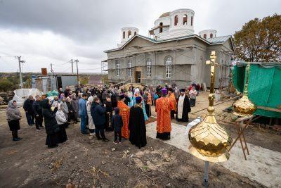 Митрополит Серафим совершил чин освящения крестов на купола храма в Воскресеновке