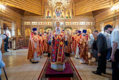 В день престольного праздника митрополит Серафим совершил литургию в храме во имя мучеников Адриана и Наталии