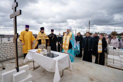Митрополит Серафим совершил закладку храма в честь мучениц Веры, Надежды и Любови в селе Пазелки