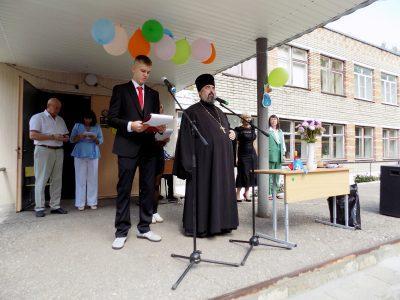 Иерей Михаил Земцов напутствовал учеников в День знаний