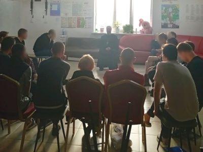 Священник встретился с постояльцами реабилитационного центра