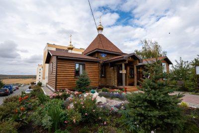 В Неделю 16-ю по Пятидесятнице митрополит Серафим совершил литургию в храме в честь иконы Божией Матери «Призри на смирение»