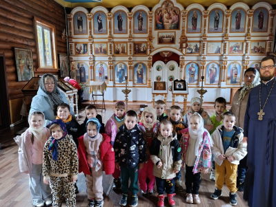 Нижнеломовские дошкольники приняли участие в подготовке Никольского храма к празднику Покрова Пресвятой Богородицы