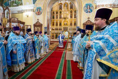 В престольный праздник митрополит Серафим совершил литургию в Покровском архиерейском соборе