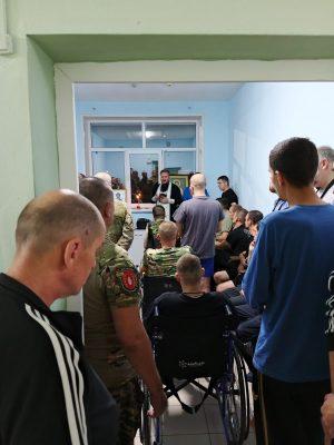 Священники посетили раненых во время специальной военной операции бойцов