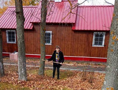 Школьники приняли участие в субботнике на территории Михайло-Архангельского храма с. Степановка