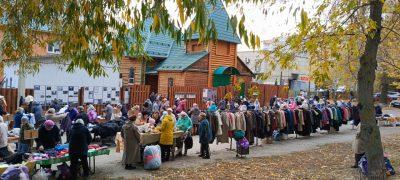 Благотворительная ярмарка прошла на площади перед храмом Серафима Саровского