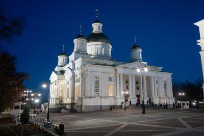 В канун чествования Казанской иконы Божией Матери митрополит Серафим совершил всенощное бдение в Спасском кафедральном соборе