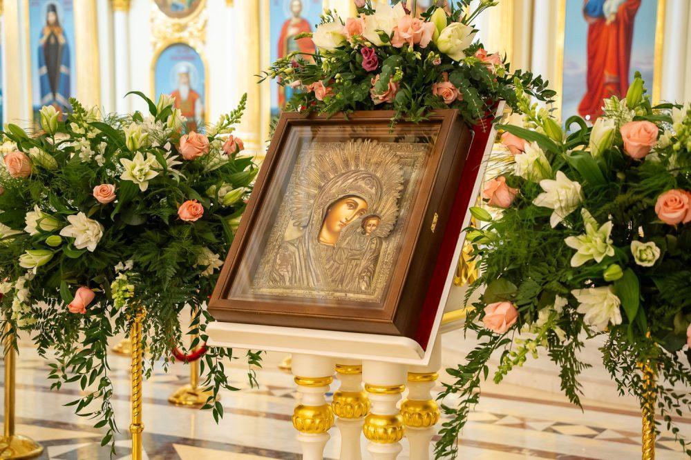 В канун чествования Казанской иконы Божией Матери митрополит Серафим совершил всенощное бдение в Спасском кафедральном соборе