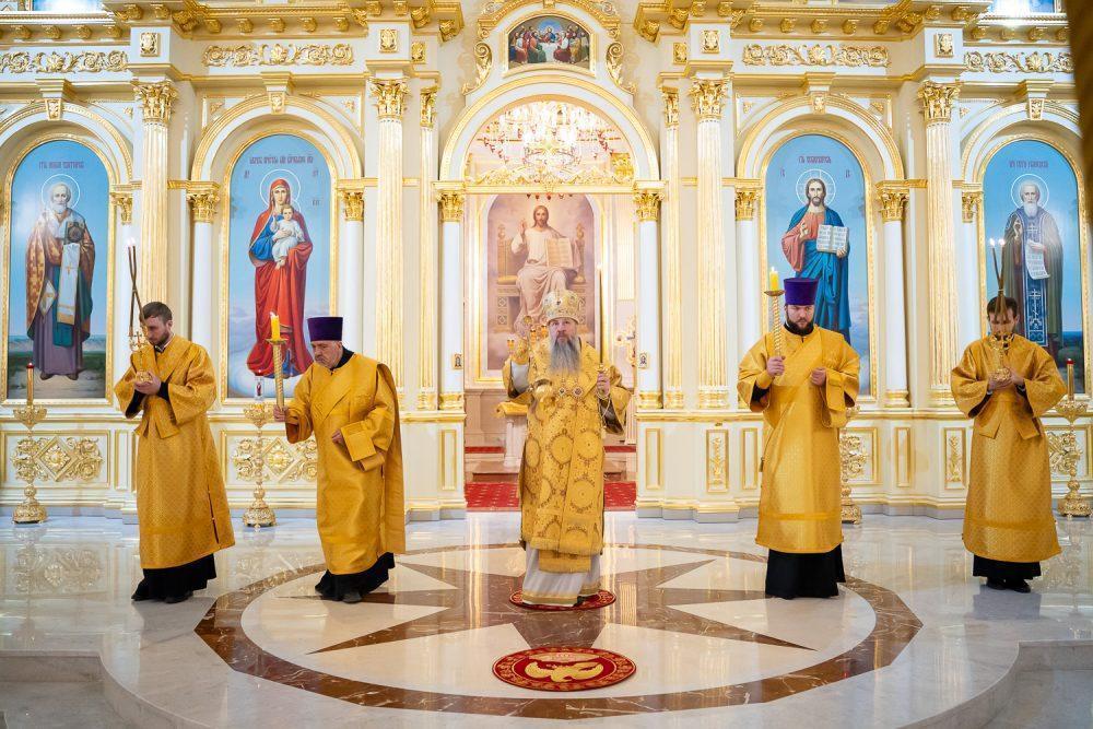 В канун Недели 23-й по Пятидесятнице митрополит Серафим совершил всенощное бдение в Спасском кафедральном соборе