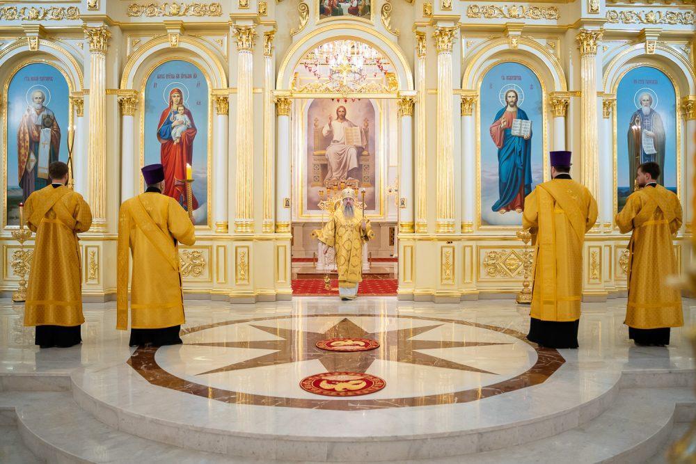 В канун Недели 25-й по Пятидесятнице митрополит Серафим совершил всенощное бдение в Спасском кафедральном соборе