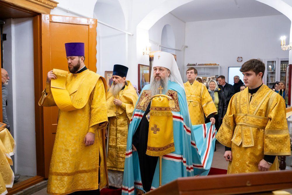 Митрополит Серафим совершил литургию в Михайло-Архангельском храме села Синодское