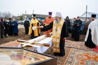 Митрополит Серафим освятил крест и купол колокольни Троицкого храма в селе Вазерки