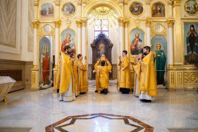 В день памяти святителя Тихона, патриарха Московского и всея Руси, митрополит Серафим совершил литургию в Спасском кафедральном соборе