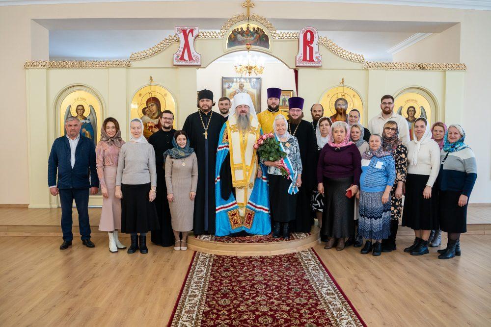 Митрополит Серафим поздравил старейшую сотрудницу епархиального управления с 90-летием