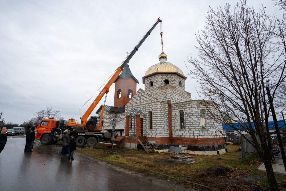 Митрополит Серафим освятил крест и купол храма в честь Рождества Пресвятой Богородицы в поселке Мичуринском