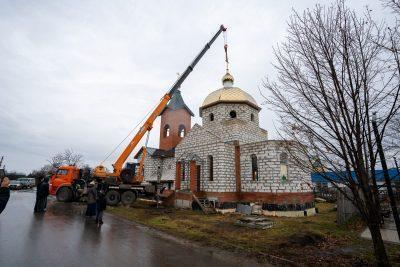 Митрополит Серафим освятил крест и купол храма в честь Рождества Пресвятой Богородицы в поселке Мичуринском