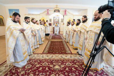 Митрополит Серафим совершил литургию апостола Иакова в Воскресенском храме при епархиальном управлении