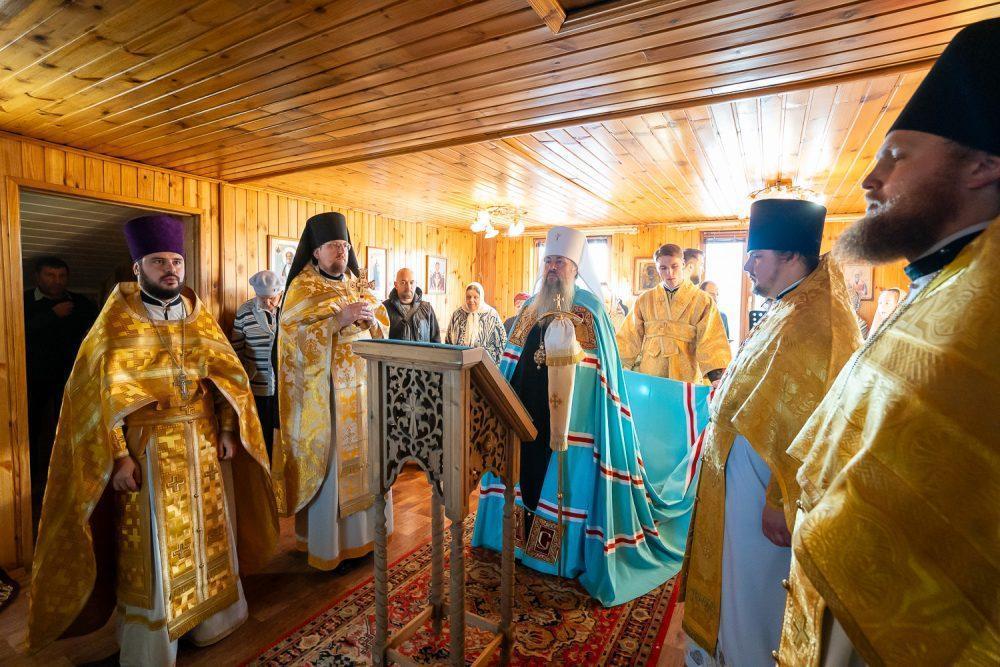 В день престольного праздника митрополит Серафим совершил литургию в храме святителя Иоанна Милостивого в Каменке