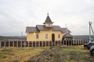 Митрополит Серафим совершил Божественную литургию в Никольском храме села Овчарное