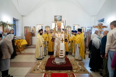 В день престольного праздника митрополит Серафим совершил литургию в храме святителя Иоанна Милостивого в Каменке