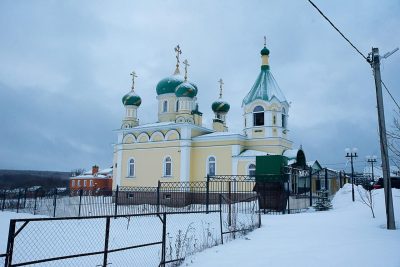 Митрополит Серафим совершил литургию в храме в честь Святой Живоначальной Троицы в деревне Камайка