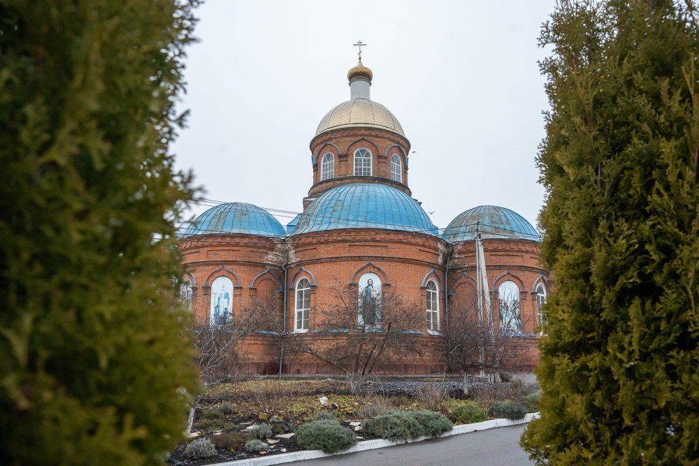 В престольный праздник митрополит Серафим совершил литургию в Введенской церкви в Веселовке