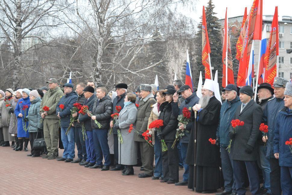 В День неизвестного солдата митрополит Серафим возложил цветы к Монументу воинской и трудовой славы в Пензе