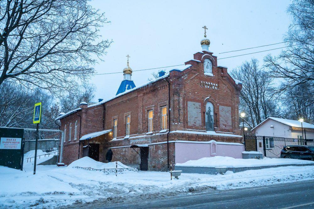 В престольный праздник митрополит Серафим совершил литургию в храме святого Иоанна Кронштадтского