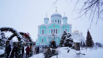 Митрополит Серафим в сонме архипастырей совершил литургию в Серафимо-Дивеевском монастыре