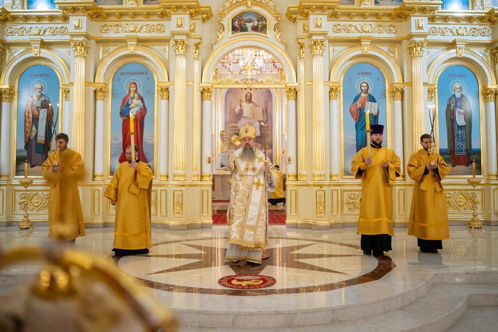 В канун Недели перед Рождеством Христовом митрополит Серафим совершил всенощное бдение в Спасском кафедральном соборе