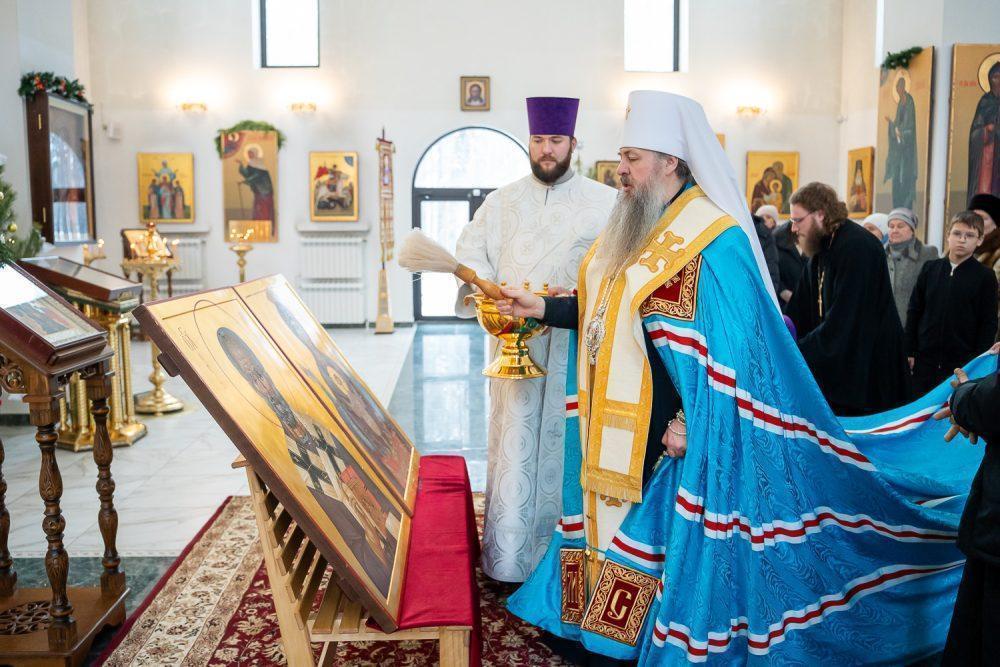 Митрополит Серафим освятил иконы для храма преподобного Серафима Саровского в Заречном