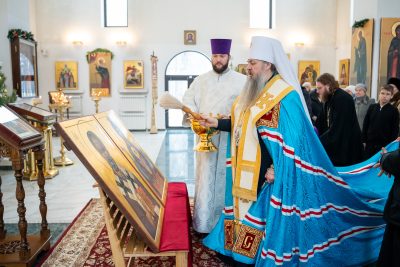 Митрополит Серафим освятил иконы для храма преподобного Серафима Саровского в Заречном