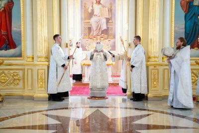 В Крещенский сочельник митрополит Серафим совершил литургию и чин великого освящения воды в Спасском кафедральном соборе