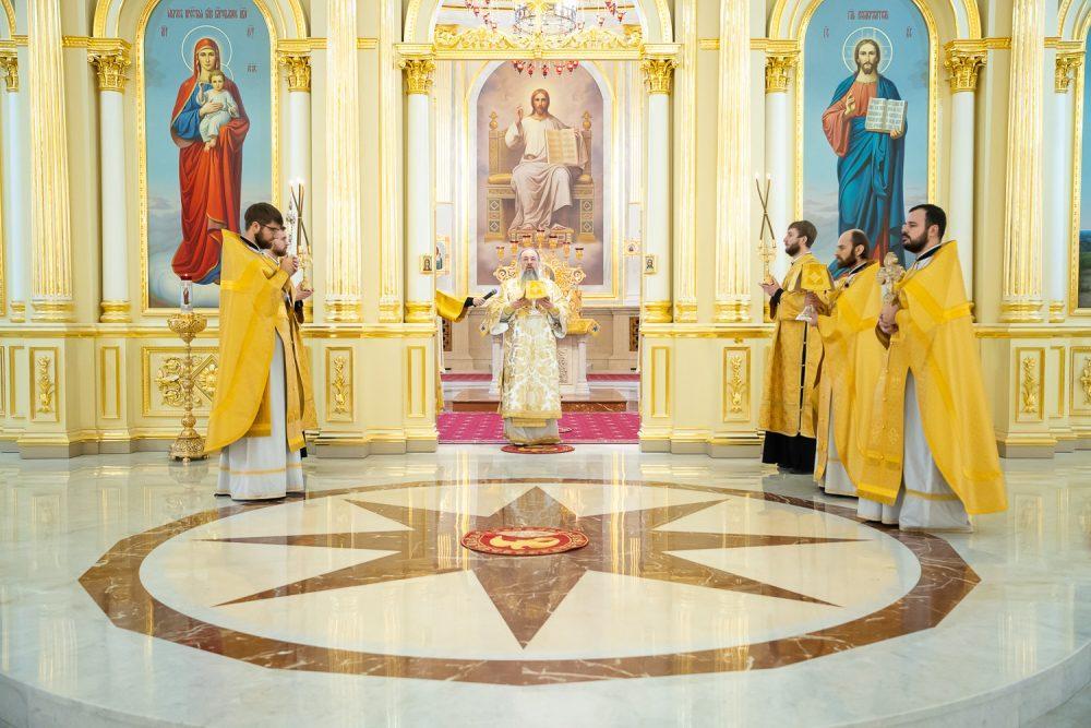 В Неделю перед Рождеством Христовым митрополит Серафим совершил литургию в Спасском кафедральном соборе