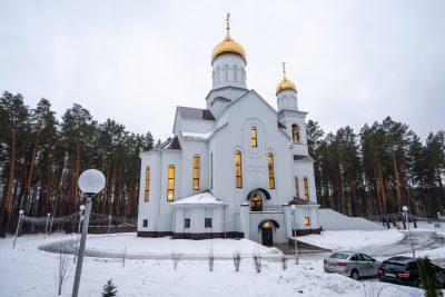 В день памяти святителя Тихона Воронежского митрополит Серафим совершил литургию в Серафимовском храме в Заречном