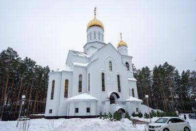 В день памяти святителя Тихона Воронежского митрополит Серафим совершил литургию в Серафимовском храме в Заречном