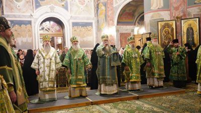 Митрополит Серафим в сонме архипастырей совершил вечернее богослужение в Серафимо-Дивеевском монастыре