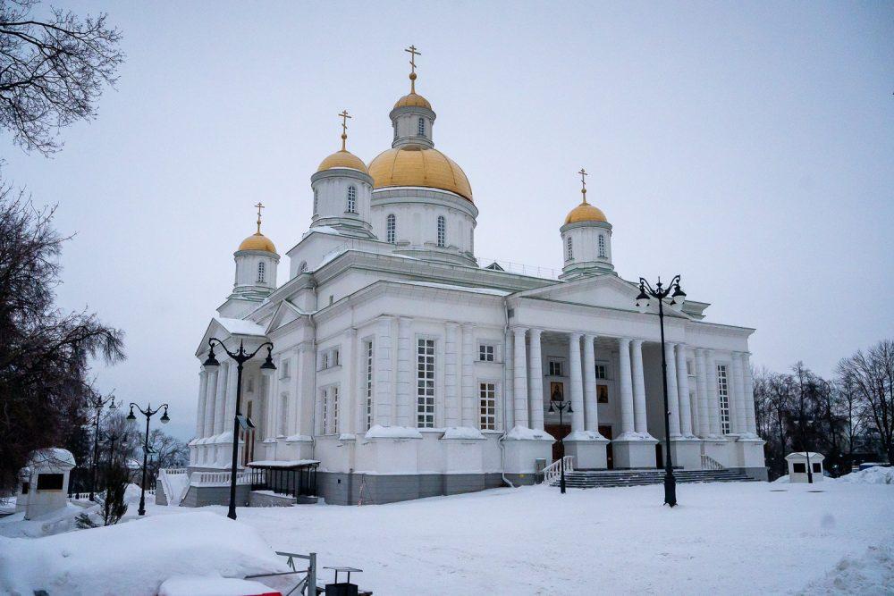 В четверг первой седмицы Великого поста митрополит Серафим совершил великопостное богослужение в Спасском кафедральном соборе