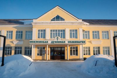 В престольный праздник митрополит Серафим совершил литургию в храме святителя Иннокентия Иркутского при семинарии