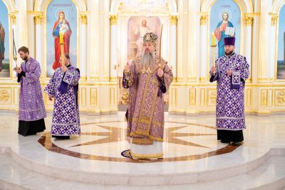 Митрополит Серафим совершил великое повечерие и полиелейную утреню в Спасском кафедральном соборе