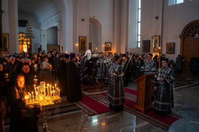 Во вторник первой седмицы Великого поста митрополит Серафим совершил повечерие с чтением Великого канона прп. Андрея Критского в Петропавловском храме Пензы