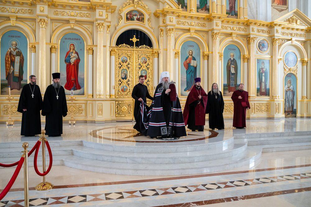 В понедельник первой седмицы Великого поста митрополит Серафим молился за великопостным богослужением в Спасском кафедральном соборе