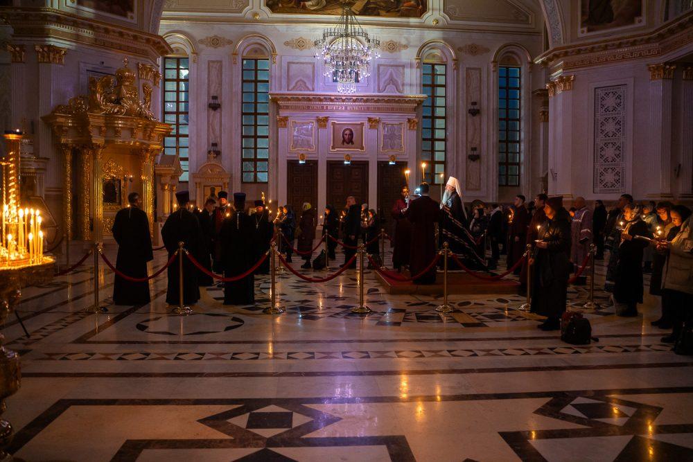 В понедельник первой седмицы Великого поста митрополит Серафим совершил повечерие с чтением Великого покаянного канона прп. Андрея Критского в Спасском кафедральном соборе