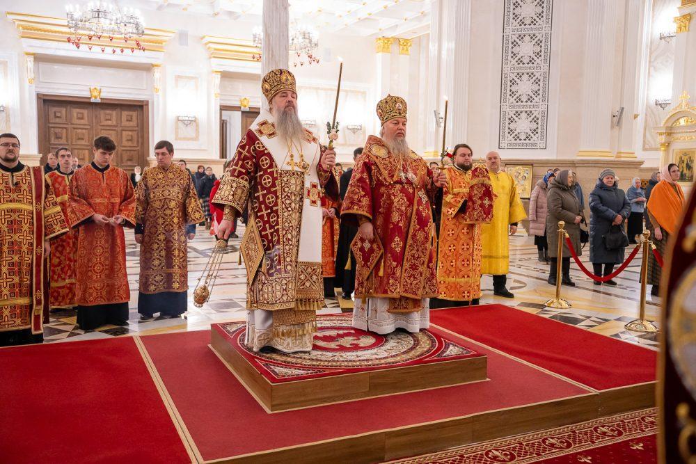 Митрополит Серафим и епископ Митрофан совершили всенощное бдение в Спасском кафедральном соборе