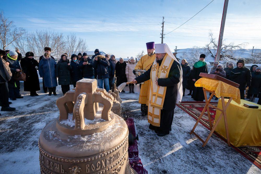 Митрополит Серафим освятил колокола для Никольского храма в Шемышейке