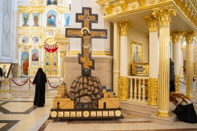 Митрополит Серафим освятил отреставрированный крест XVIII века в Спасском кафедральном соборе