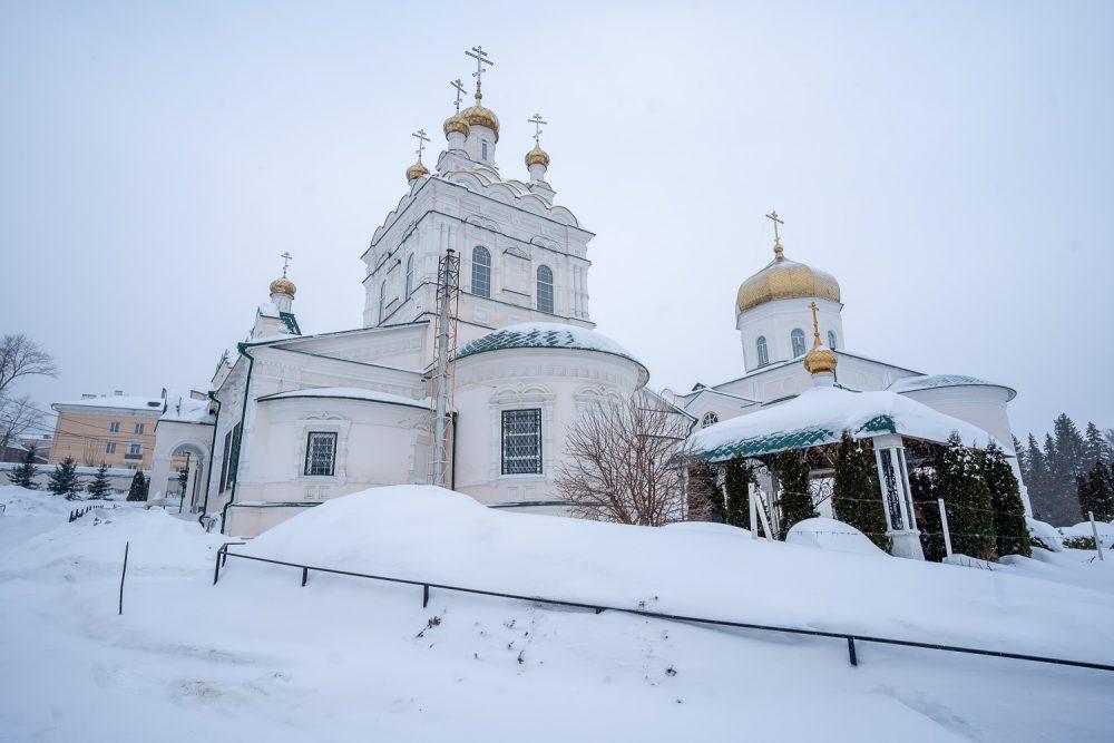 В день памяти всех преподобных отцов, в подвиге просиявших, митрополит Серафим совершил литургию в Троицком монастыре