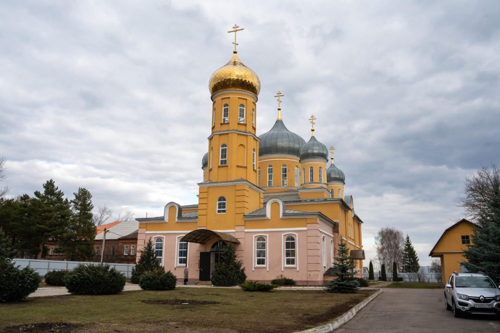 Митрополит Серафим совершил вечерню с чином Пассии в Нижнеломовском Успенском монастыре